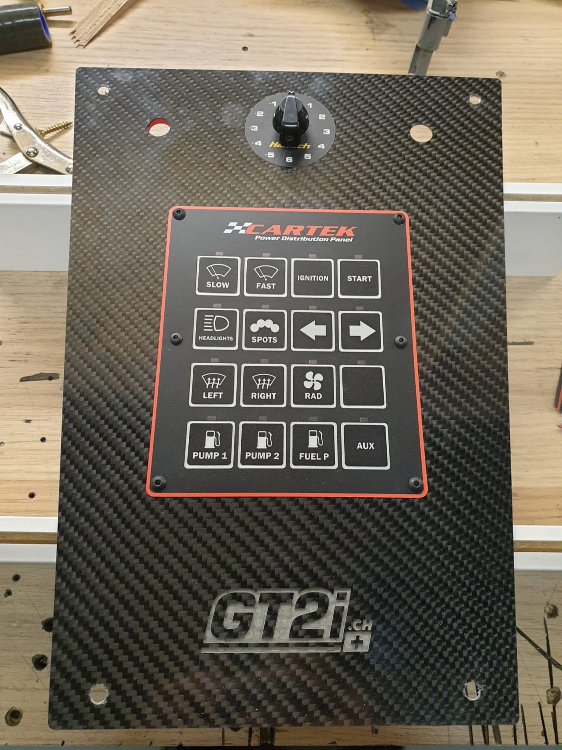 Découpe carbone sur mesure pour l’intégration du module Cartek dans un véhicule de compétition — photo 2