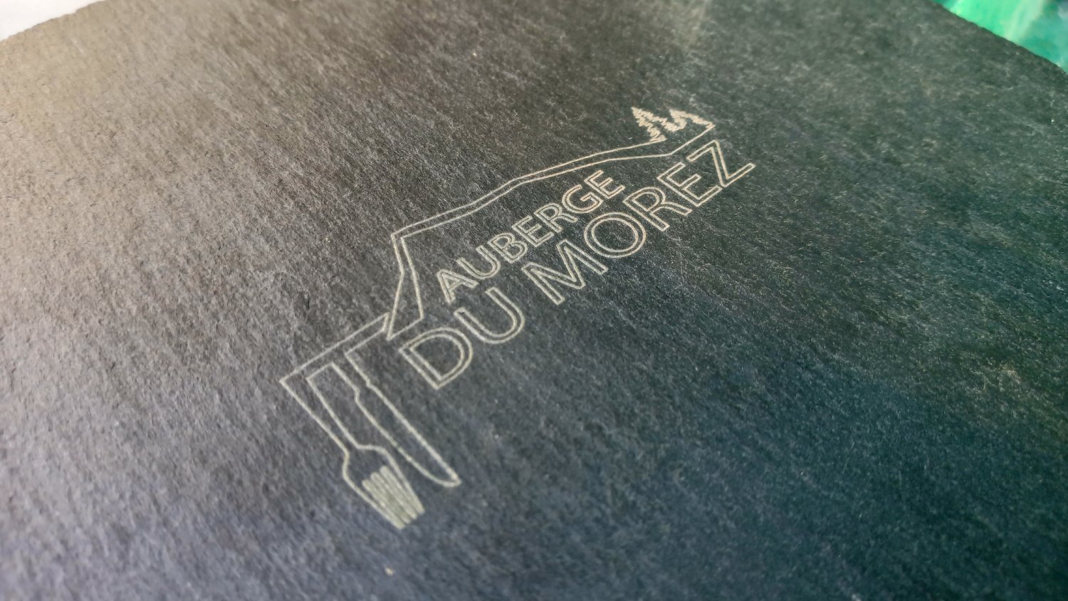 Test de gravure laser fibre sur ardoise – rendu avec logo de l’Auberge du Morez