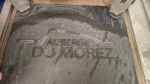 Test de gravure laser fibre sur ardoise – rendu avec logo de l’Auberge du Morez - miniature 2