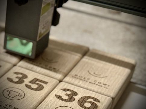 Essai de marquage laser fin sur une plaque d'ardoise